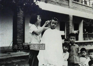 1960年，英德硫铁矿职工幼儿园老师为小朋友理发
