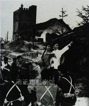 1972年，连南文艺宣传队为执勤民兵演出《常青指路》