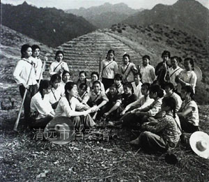 1974年10月，连县龙坪林场的女青年劳动休息时集中学习