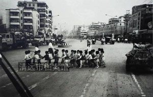 1994年，清城区幼儿园小朋友过马路