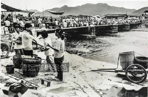 1996年，连州市东陂镇圩日时的露天市场