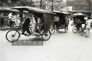 1999年，阳山县城三轮人力车载客