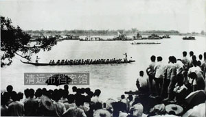1980年，端午节清城南门口看赛龙舟的百姓