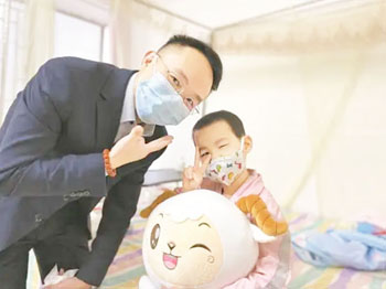 从求助者到救人者，他为众多地贫患者家庭送温暖